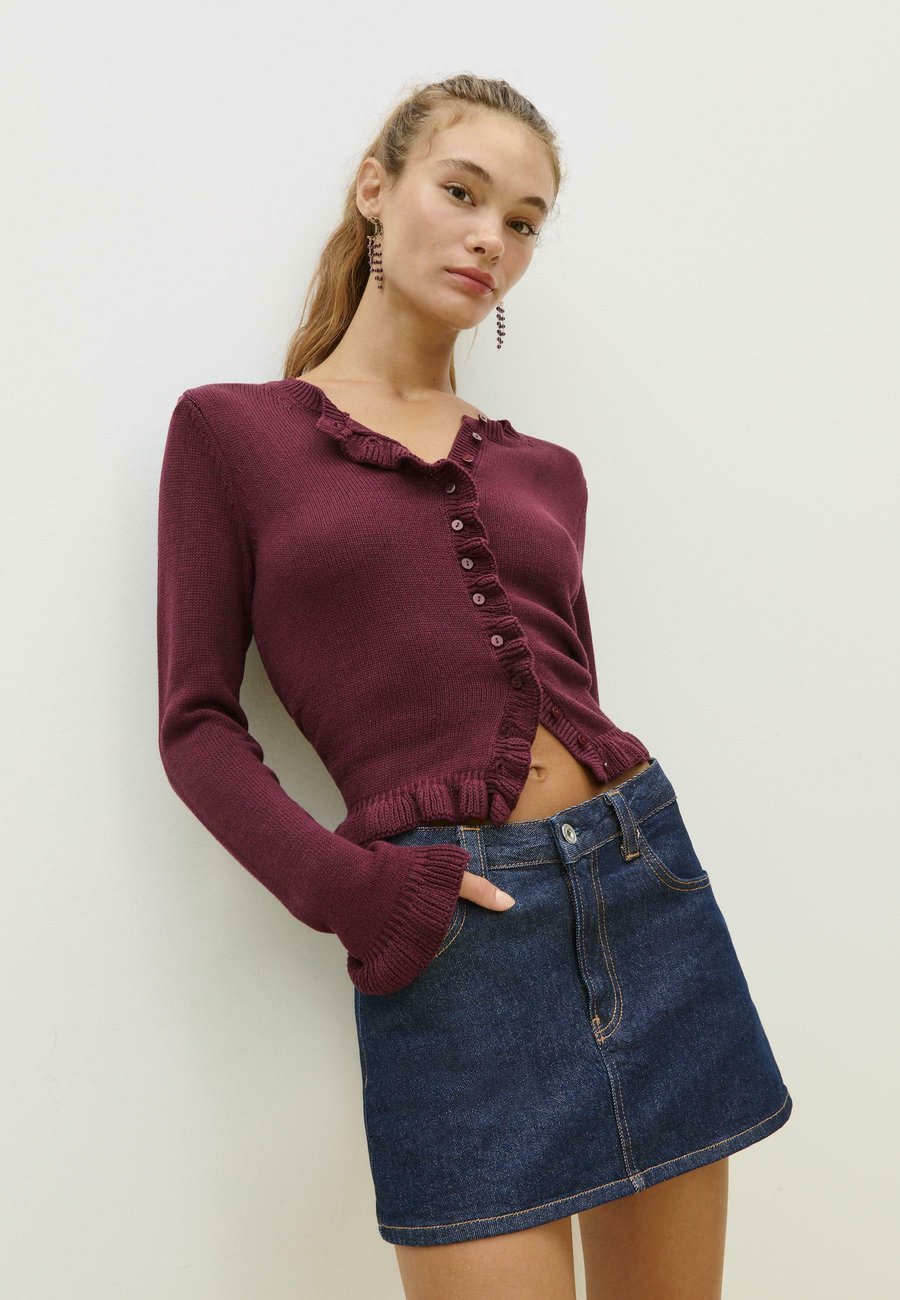 Кардиган Stradivarius WITH BUTTONS AND RUFFLES, Dark Red
Кардиган Stradivarius WITH BUTTONS AND RUFFLES, Dark Red