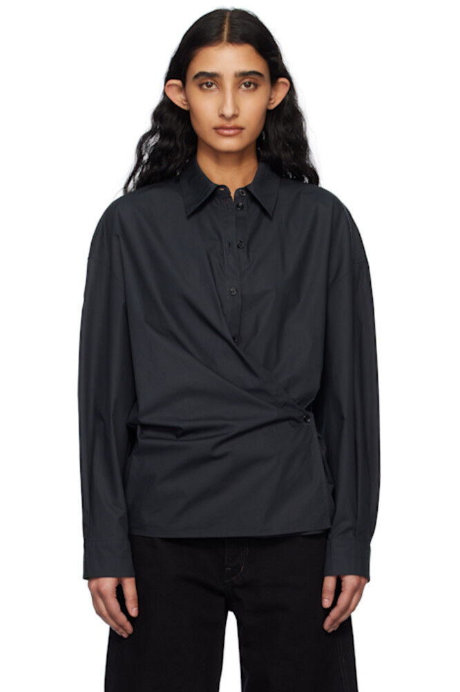 Черная рубашка с прямым воротником и перекрученным воротом LEMAIRE
Черная рубашка с прямым воротником и перекрученным воротом LEMAIRE