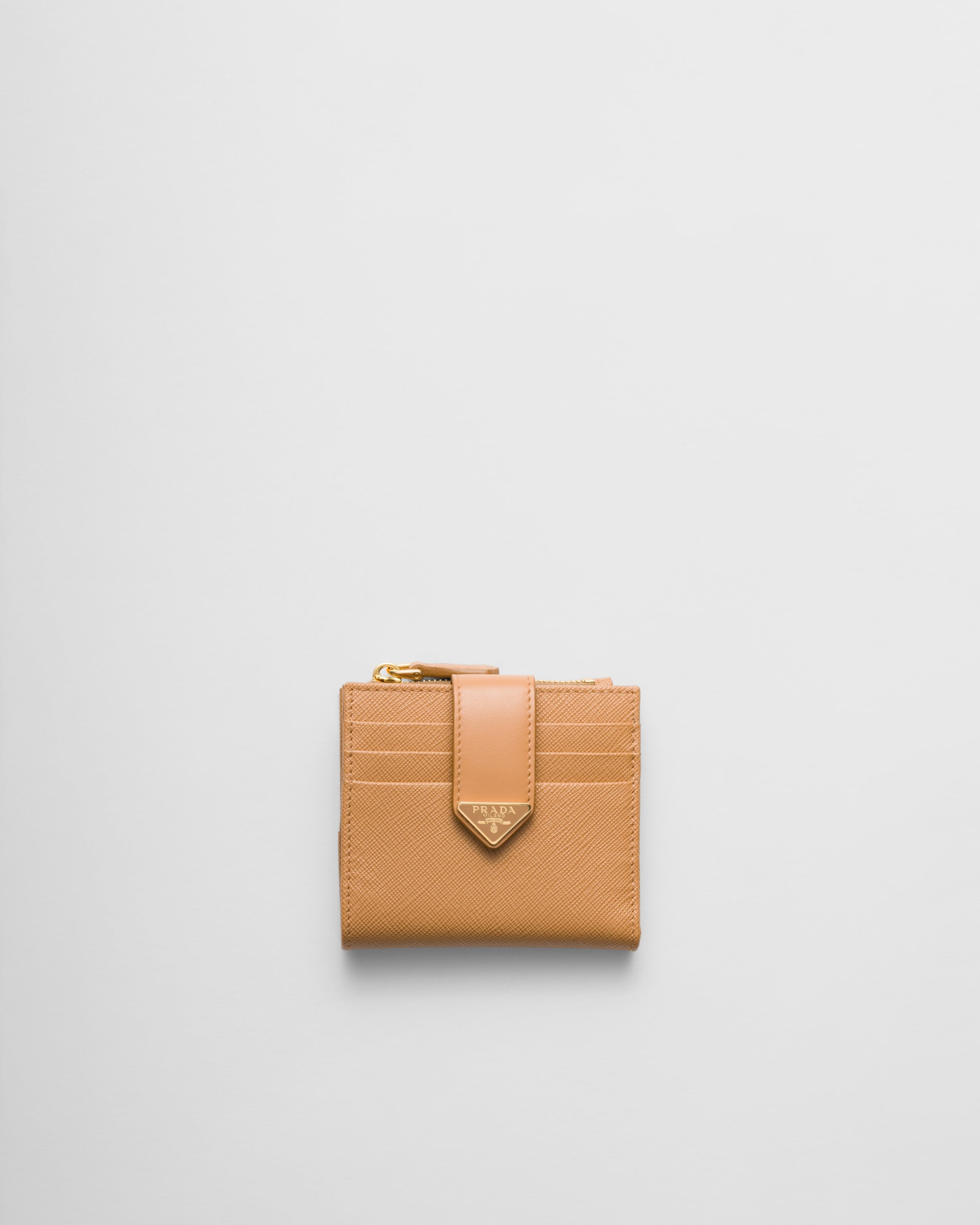 Маленький кошелек из сафьяновой и гладкой кожи Prada, натуральный
Маленький кошелек из сафьяновой и гладкой кожи Prada, натуральный