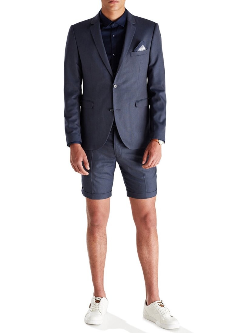 Классическая рубашка Jack & Jones, темно-синий пиджак
Классическая рубашка Jack & Jones, темно-синий пиджак
