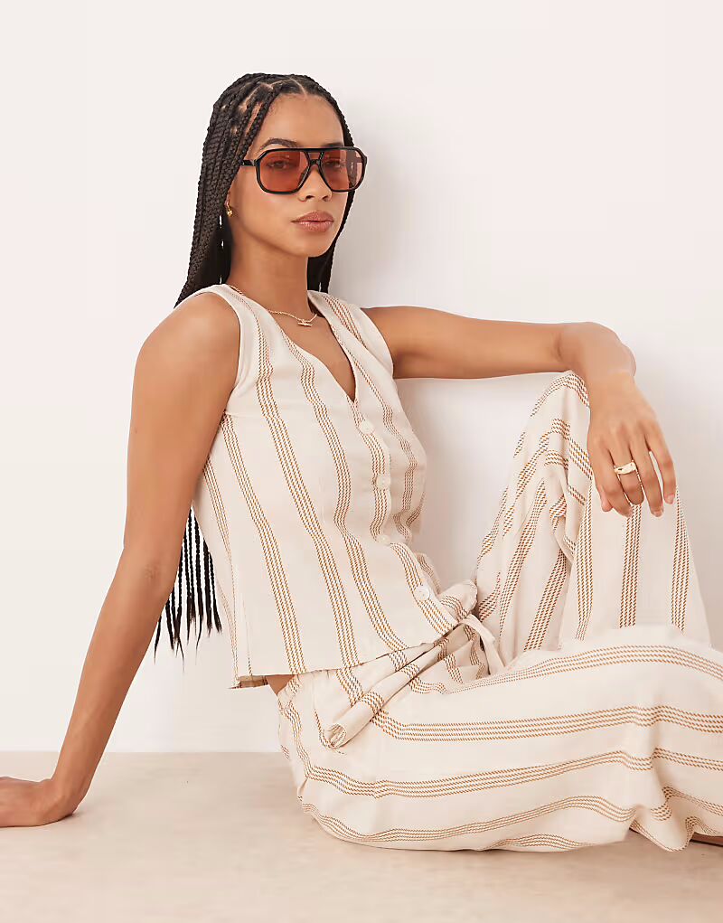 Льняной жилет Vila mix and match в полоску кремового и бежевого цветов
Льняной жилет Vila mix and match в полоску кремового и бежевого цветов