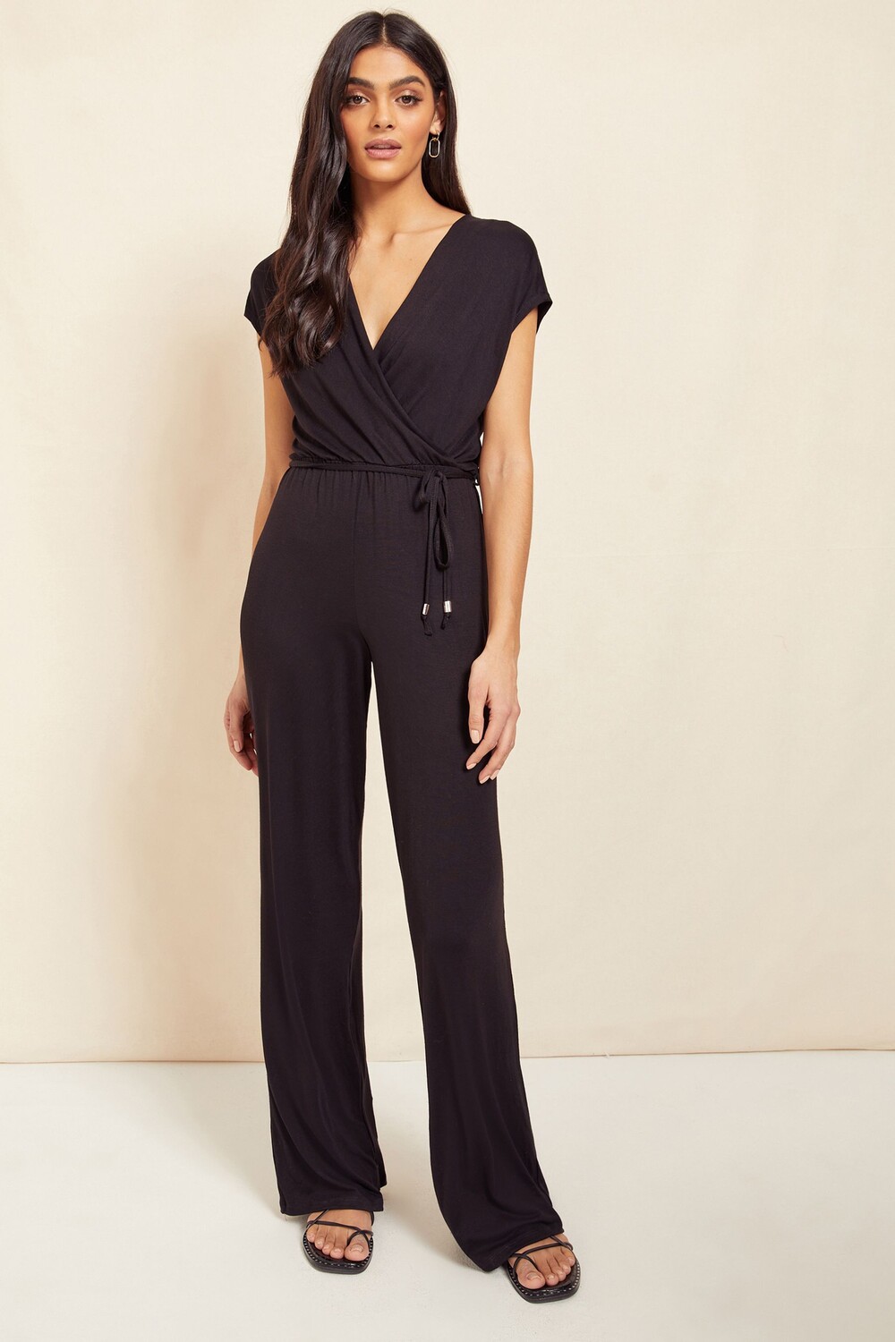 Летний комбинезон из трикотажа широкими штанинами и V-образным вырезом Friends Like These, черный
Летний комбинезон из трикотажа широкими штанинами и V-образным вырезом Friends Like These, черный