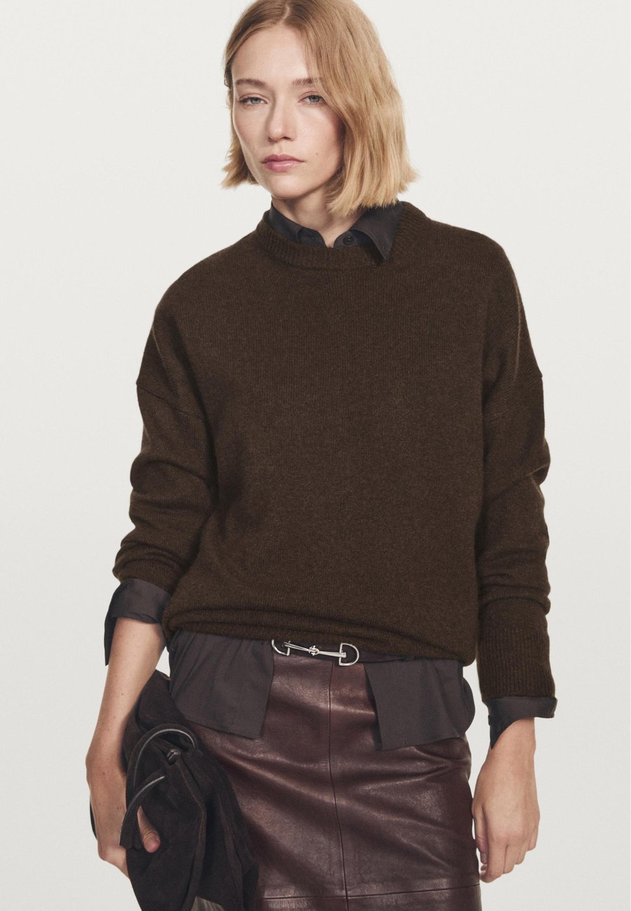 Джемпер Massimo Dutti CASHMERE OVERSIZE WITH ELBOW PATCHES, Mottled Dark Brown
Джемпер Massimo Dutti CASHMERE OVERSIZE WITH ELBOW PATCHES, Mottled Dark Brown