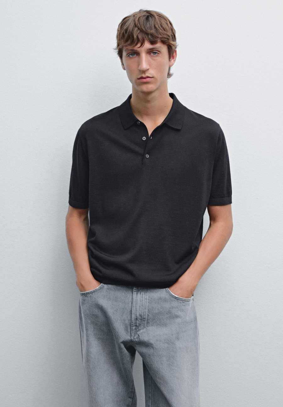 Поло Massimo Dutti POLO COLLAR SHORT SLEEVE, Dark Blue
Поло Massimo Dutti POLO COLLAR SHORT SLEEVE, Dark Blue