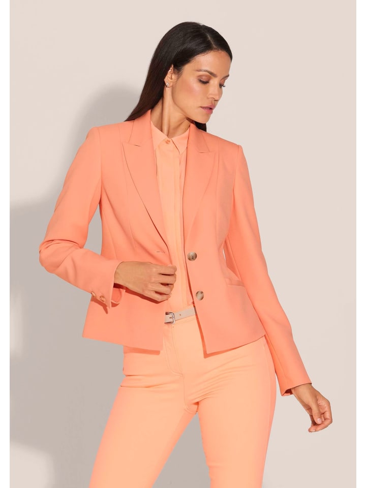 MADELEINE Приталенный короткий блейзер персикового цвета
MADELEINE Приталенный короткий блейзер персикового цвета