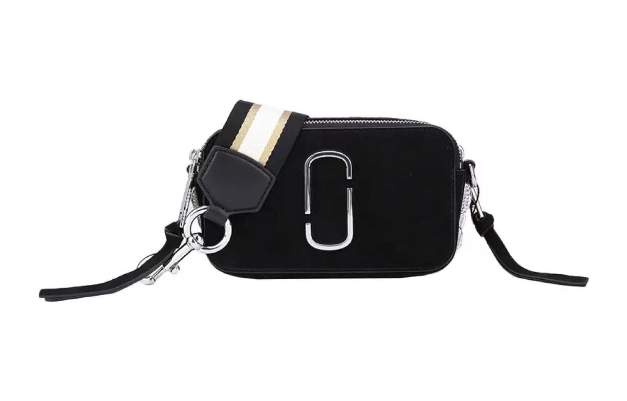 Сумка через плечо из телячьей кожи маленького размера для фотоаппарата черная MARC JACOBS
Сумка через плечо из телячьей кожи маленького размера для фотоаппарата черная MARC JACOBS