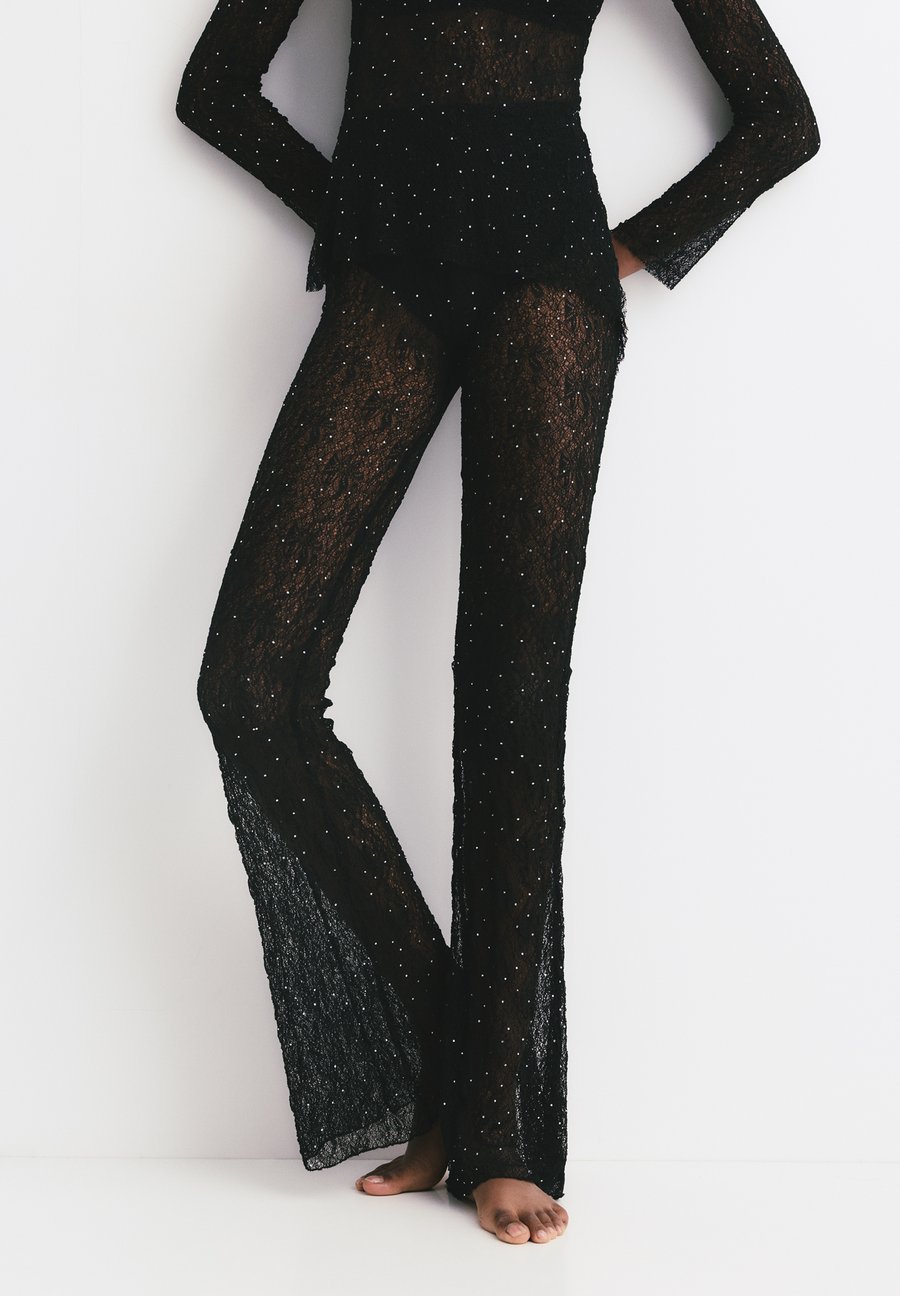 Брюки PULL&BEAR FLARED WITH RHINESTONES, Black
Брюки PULL&BEAR FLARED WITH RHINESTONES, Black