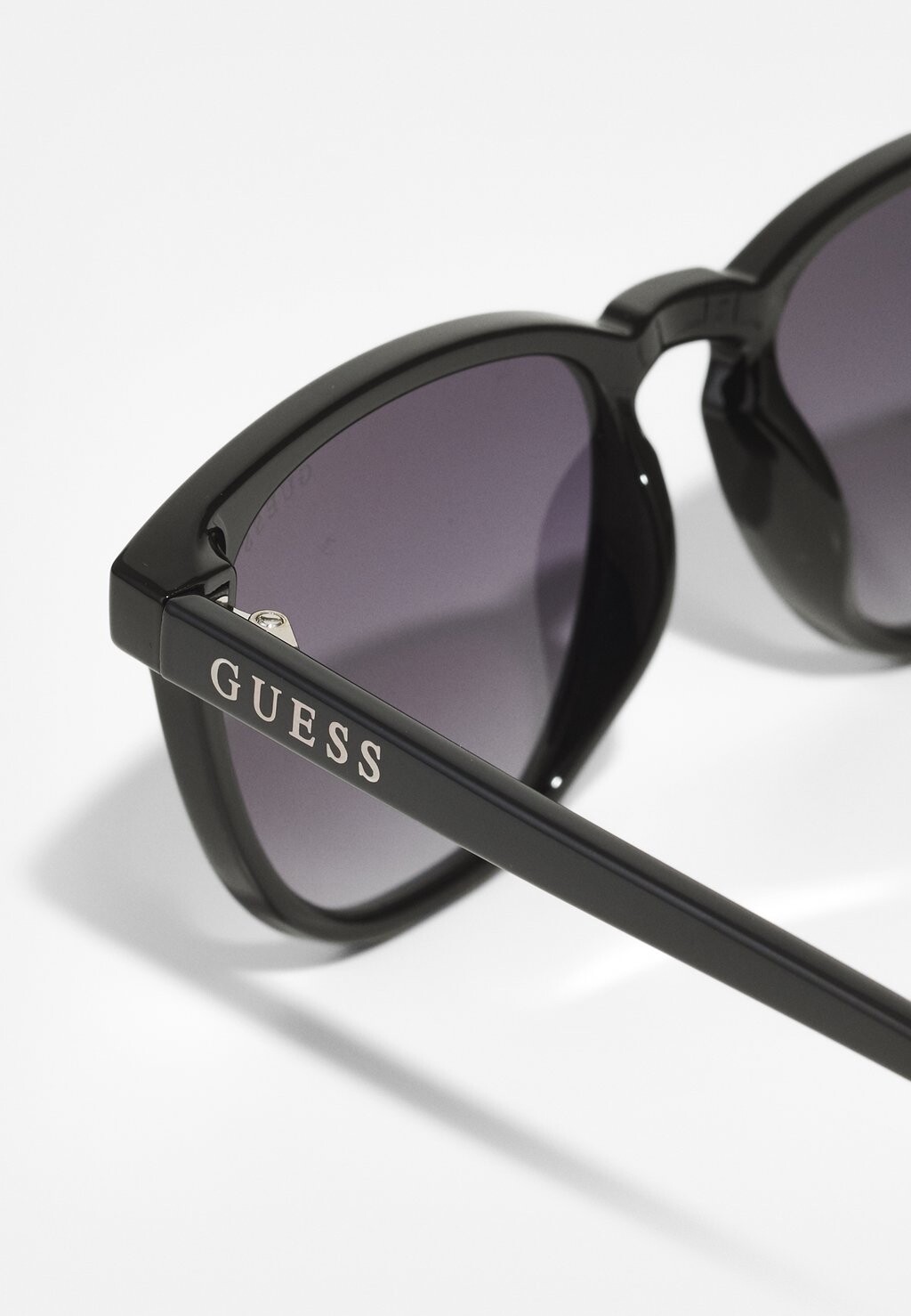 Солнцезащитные очки Unisex Guess, блестящие черные
Солнцезащитные очки Unisex Guess, блестящие черные
