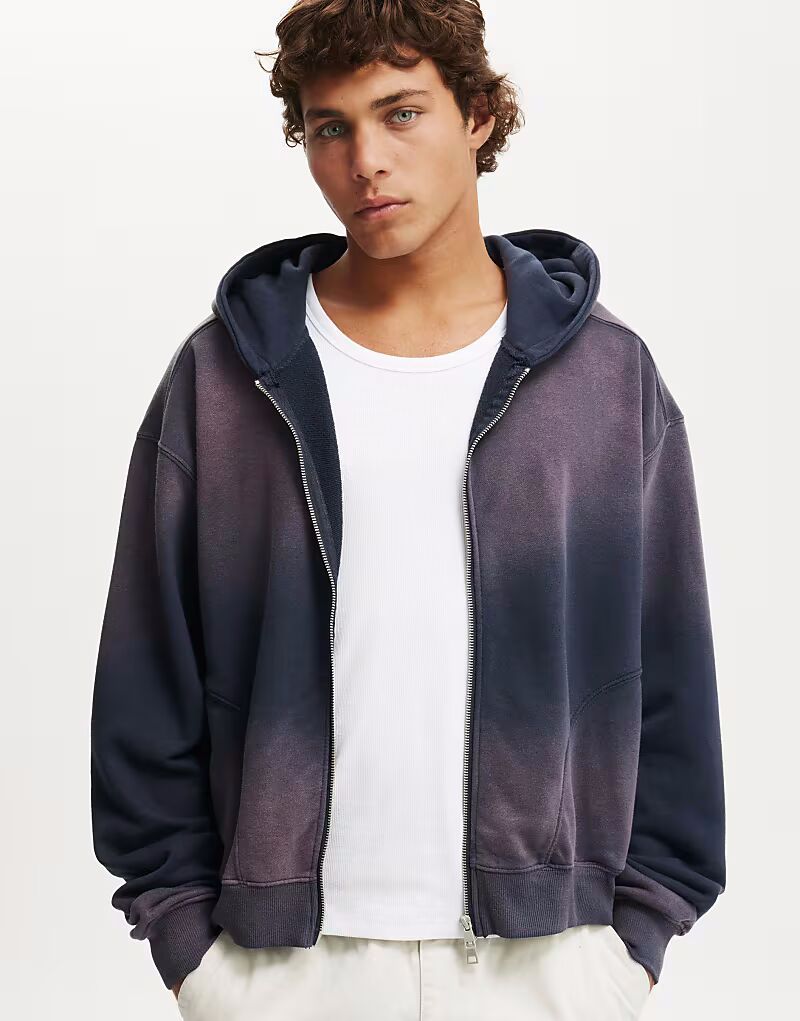 Cotton:On Укороченная толстовка с капюшоном на молнии темно-синего цвета с принтом спрей
Cotton:On Укороченная толстовка с капюшоном на молнии темно-синего цвета с принтом спрей