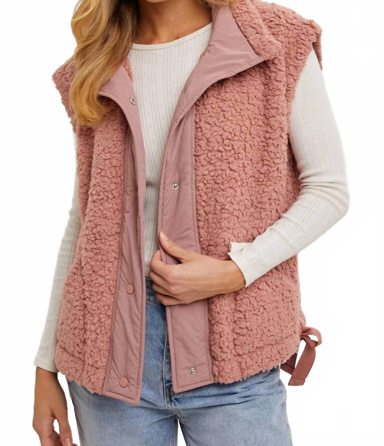 Флисовая жилетка Sherpa с пуговицами в розовом цвете BluIvy
Флисовая жилетка Sherpa с пуговицами в розовом цвете BluIvy