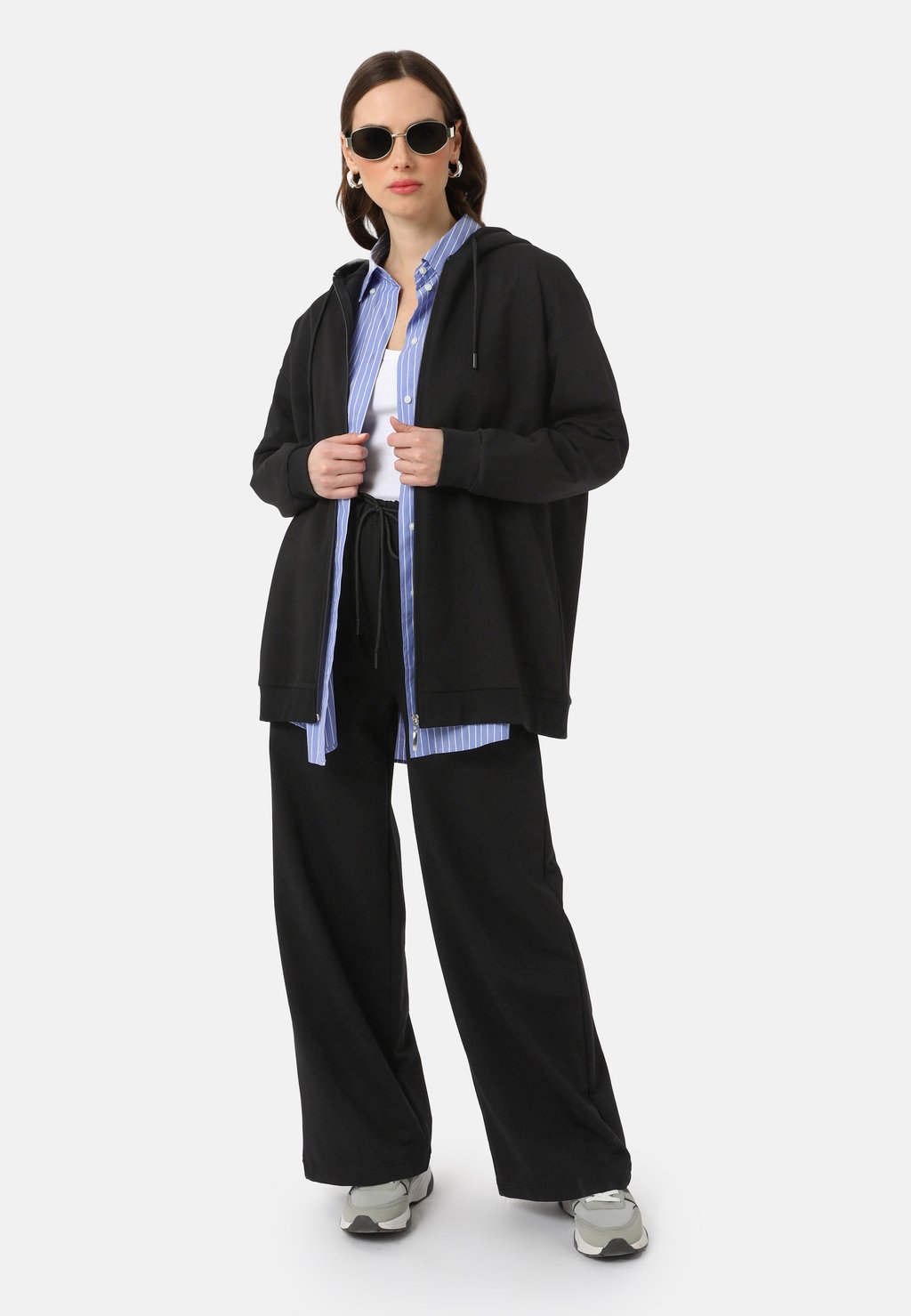 Спортивные штаны BENIN - Zip-up sweatshirt Modanisa, черный
Спортивные штаны BENIN - Zip-up sweatshirt Modanisa, черный