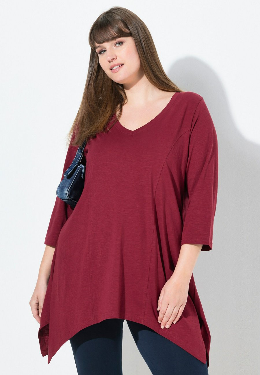 Топ Ulla Popken FINITION EN POINTE COL EN V MANCHES 3/4, Dark Cherry Red/Red
Топ Ulla Popken FINITION EN POINTE COL EN V MANCHES 3/4, Dark Cherry Red/Red