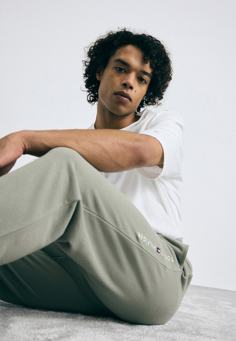 Пижамные брюки Tommy Hilfiger ORIGINAL TRACK PANT, Utility Sage/Olive
Пижамные брюки Tommy Hilfiger ORIGINAL TRACK PANT, Utility Sage/Olive