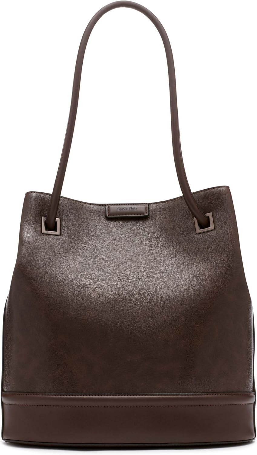 Женская сумка-тоут Calvin Klein Ash - North/South, веганская кожа, 2 кармана, Java
Женская сумка-тоут Calvin Klein Ash - North/South, веганская кожа, 2 кармана, Java