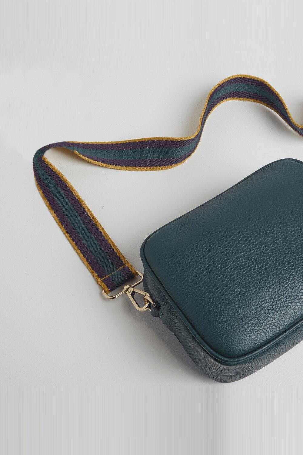 Сумка через плечо 'Verona' с кисточками и полосатым ремешком Betsy & Floss, зеленый
Сумка через плечо 'Verona' с кисточками и полосатым ремешком Betsy & Floss, зеленый