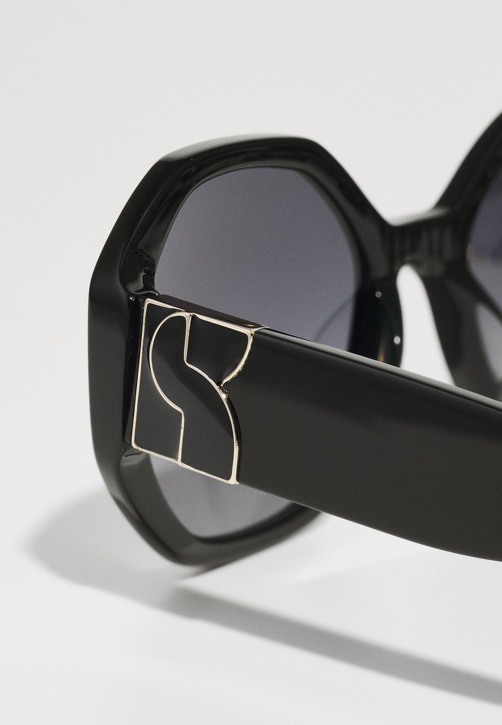 Солнцезащитные очки FLYNNIE kate spade new york, черный
Солнцезащитные очки FLYNNIE kate spade new york, черный