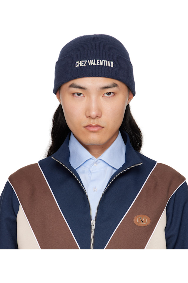 Valentino Garavani Вязаная шерстяная шапка темно-синего цвета "Chez Valentino"
Valentino Garavani Вязаная шерстяная шапка темно-синего цвета "Chez Valentino"
