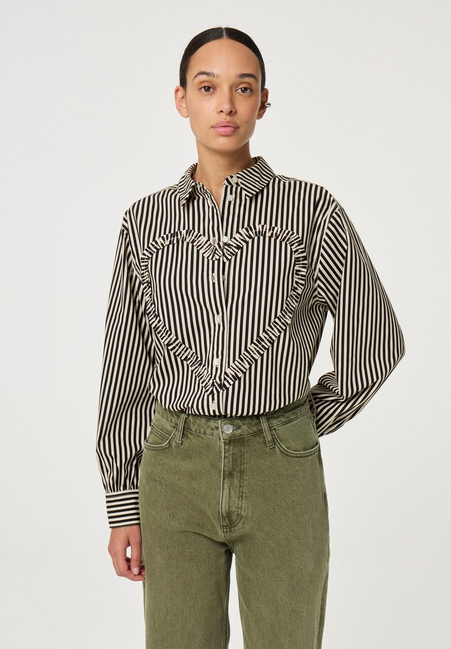 Блуза Fabienne Chapot ALEX HEART BLOUSE, Off-White
Блуза Fabienne Chapot ALEX HEART BLOUSE, Off-White