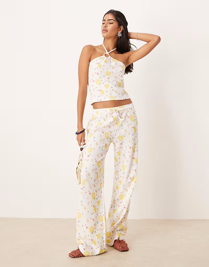 Широкие брюки с вафельным узором и лимонным принтом Asos Design
Широкие брюки с вафельным узором и лимонным принтом Asos Design