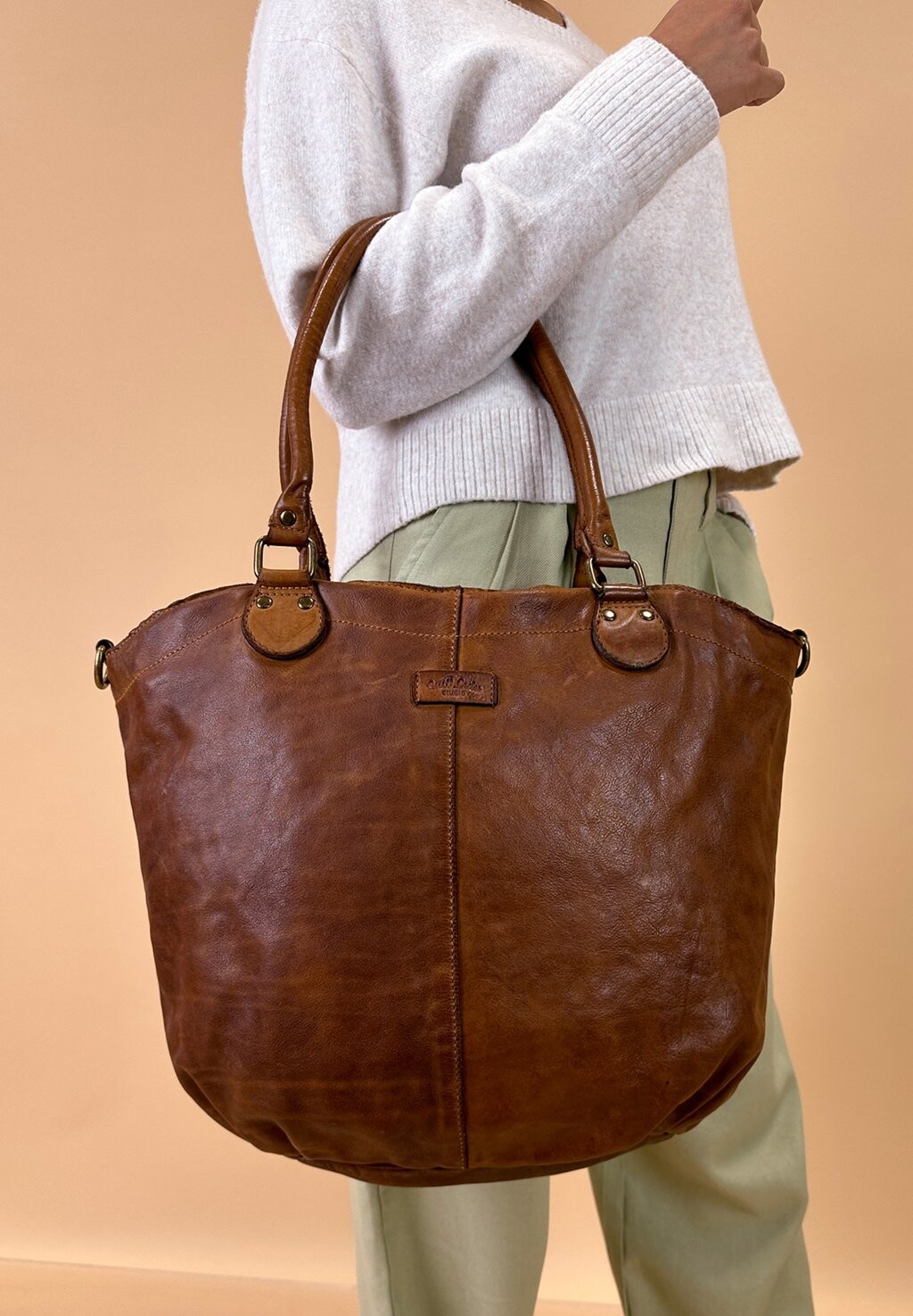 Сумка DIONE Gusti Leder, цвет cognac 
Сумка DIONE Gusti Leder, цвет cognac