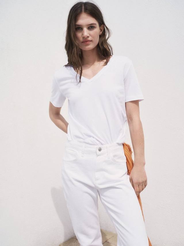 Хлопковая футболка с коротким рукавом и V-образным вырезом Chalspic Mango, White
Хлопковая футболка с коротким рукавом и V-образным вырезом Chalspic Mango, White