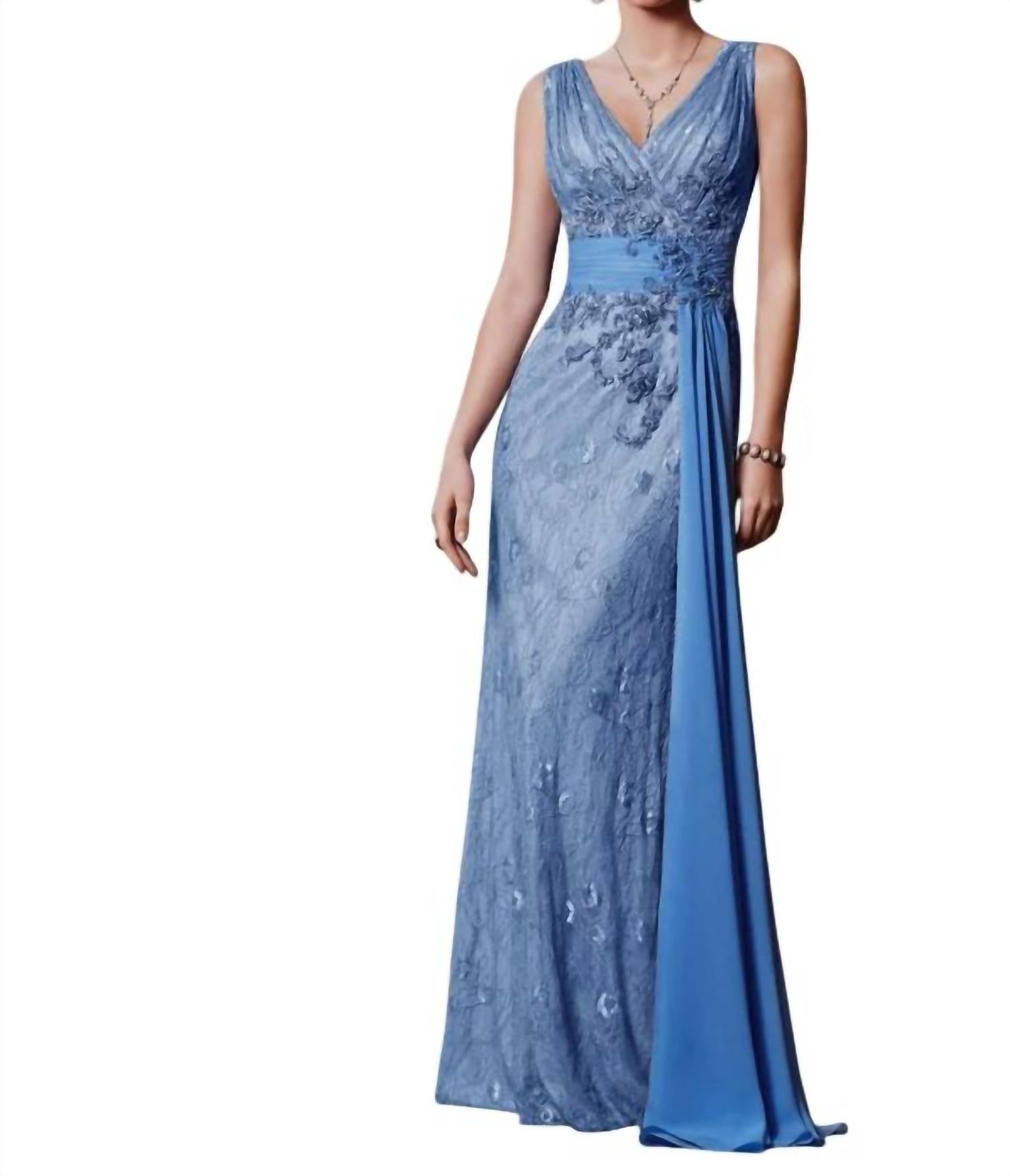 Кружевное платье с V-образным вырезом и разлетающимися полами в нежно-голубом цвете MGNY
Кружевное платье с V-образным вырезом и разлетающимися полами в нежно-голубом цвете MGNY