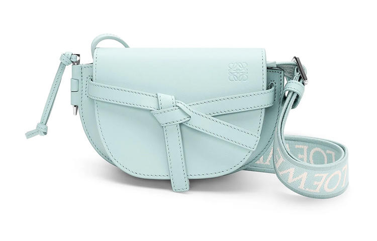 Сумка через плечо мини женская Gate Soft из коровьей кожи жаккард, цвет айсберг синий LOEWE
Сумка через плечо мини женская Gate Soft из коровьей кожи жаккард, цвет айсберг синий LOEWE