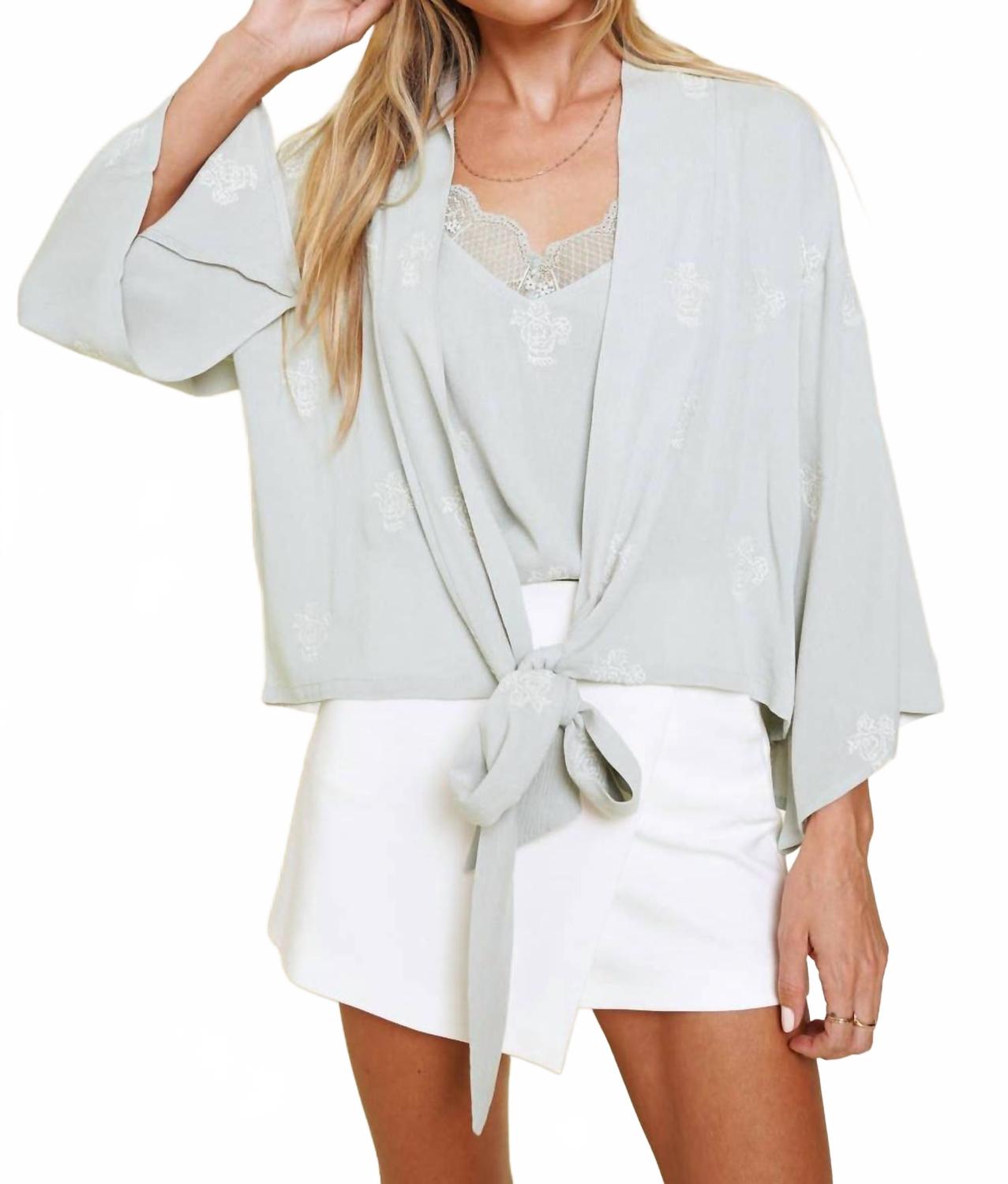 MYS Wholesale Вышитый кардиган-кимоно с завязками спереди, серый
MYS Wholesale Вышитый кардиган-кимоно с завязками спереди, серый