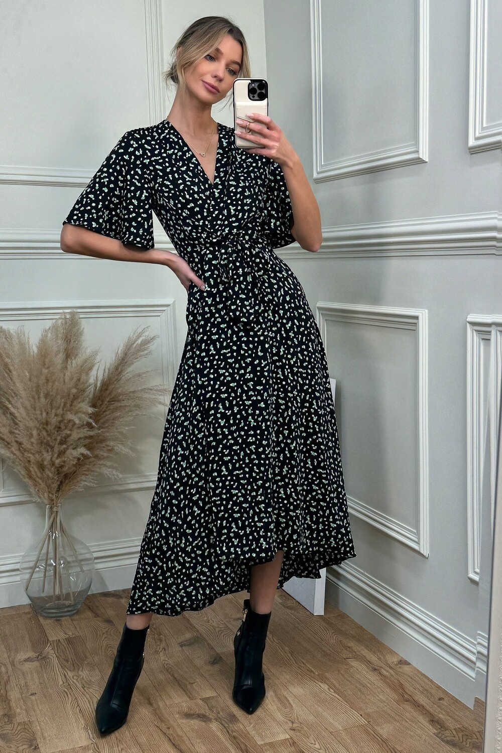 Платье макси с рукавами «ангел» и завязкой спереди Jolie Moi, черный
Платье макси с рукавами «ангел» и завязкой спереди Jolie Moi, черный