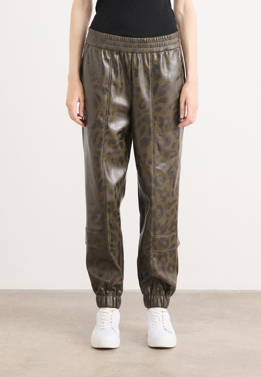 Брюки Marc Cain Trousers, Olive Drab/Olive
Брюки Marc Cain Trousers, Olive Drab/Olive