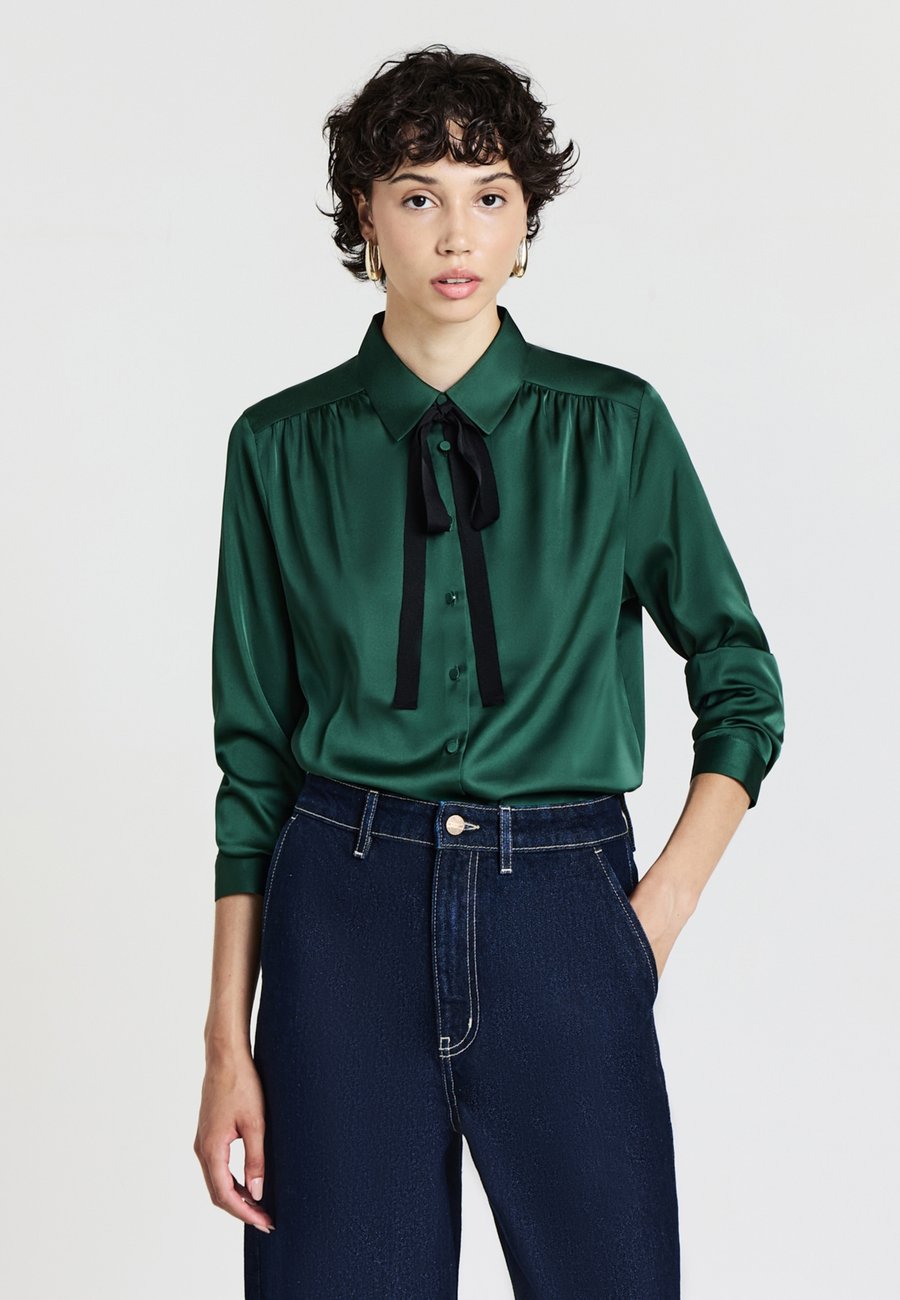 Блуза Calliope CRAVATTINO, Verde Scuro/Dark Green
Блуза Calliope CRAVATTINO, Verde Scuro/Dark Green