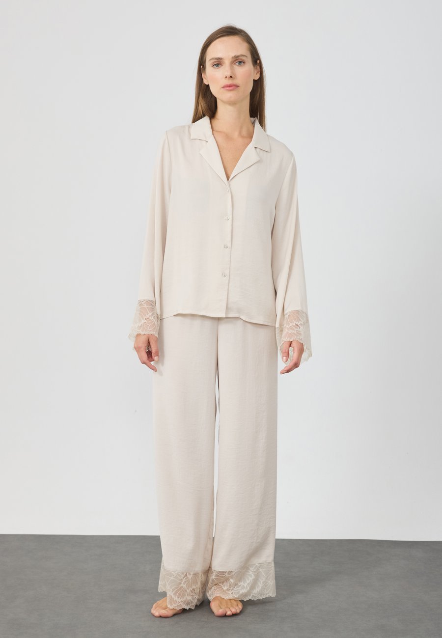 Пижамный комплект Anna Field SET, Ivory/Off-White
Пижамный комплект Anna Field SET, Ivory/Off-White