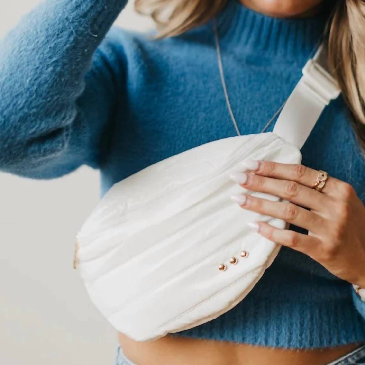 Женская блестящая стеганая поясная сумка-слинг Puffer в белом цвете Pretty Simple
Женская блестящая стеганая поясная сумка-слинг Puffer в белом цвете Pretty Simple