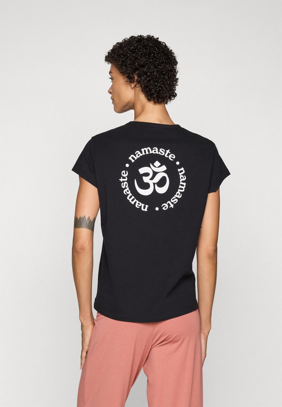 Футболка Yogasearcher NAMASTE, Black/White/Black
Футболка Yogasearcher NAMASTE, Black/White/Black