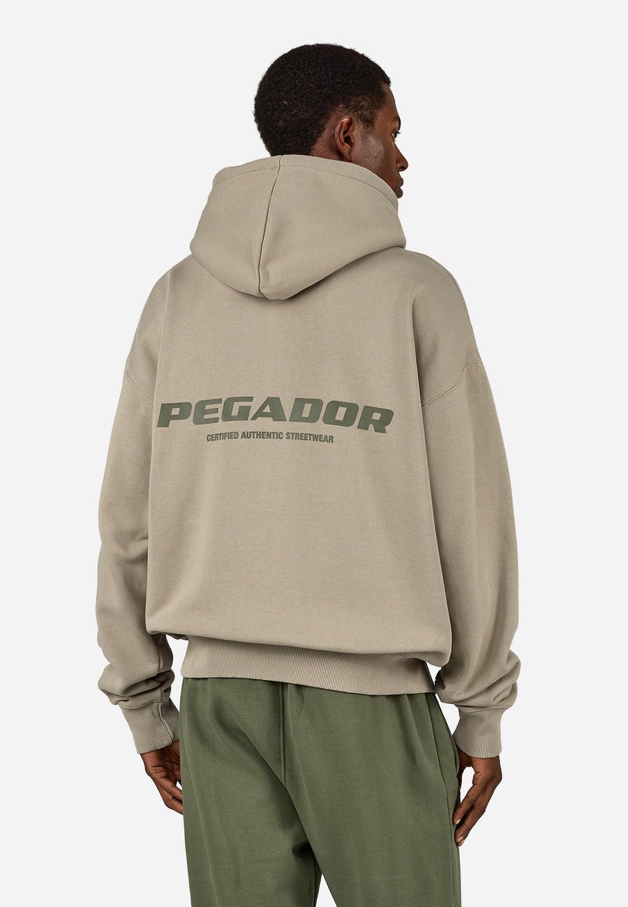 Худи Pegador COLNE LOGO , Washed Flint Grey Faded Olive/Grey
Худи Pegador COLNE LOGO , Washed Flint Grey Faded Olive/Grey