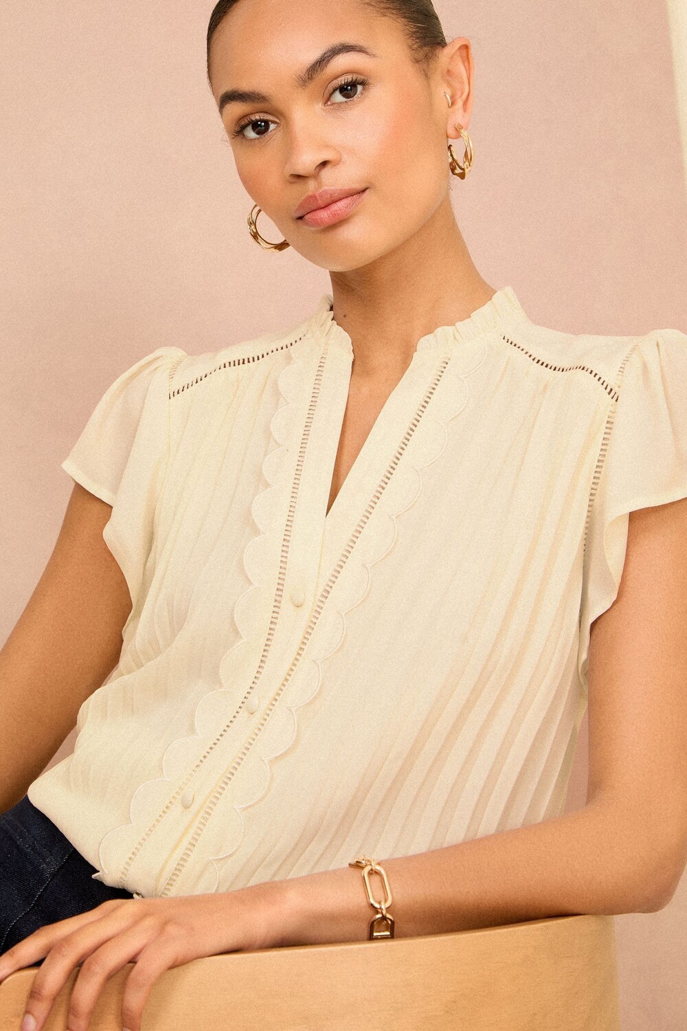 Плиссированный топ с развевающимися рукавами и фестонами Love & Roses, белый
Плиссированный топ с развевающимися рукавами и фестонами Love & Roses, белый