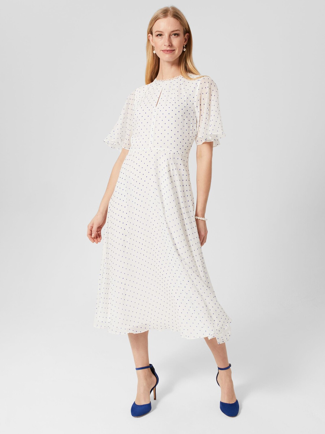Hobbs Priya Шелковое платье миди в горошек, цвет слоновой кости/синий
Hobbs Priya Шелковое платье миди в горошек, цвет слоновой кости/синий