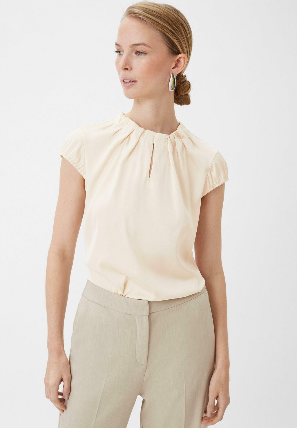 Блузка ORNÉ DE FRONCES comma, цвет beige
Блузка ORNÉ DE FRONCES comma, цвет beige