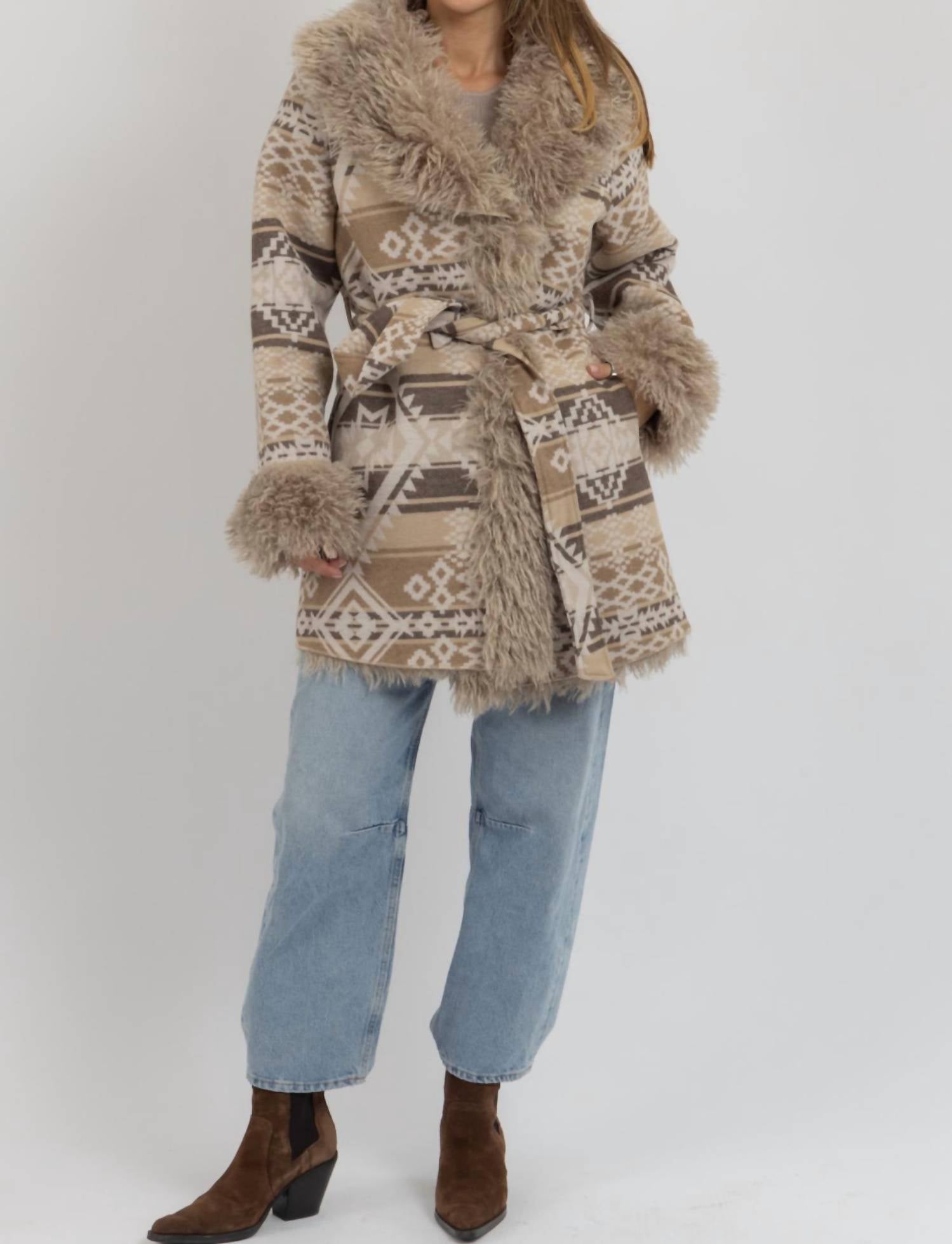 Santro меховая куртка с поясом в коричневом цвете Blue B
Santro меховая куртка с поясом в коричневом цвете Blue B