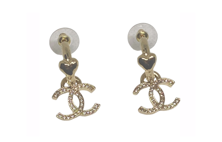 Серьги-пусеты Cc Logo Heart Drop CHANEL, золото
Серьги-пусеты Cc Logo Heart Drop CHANEL, золото