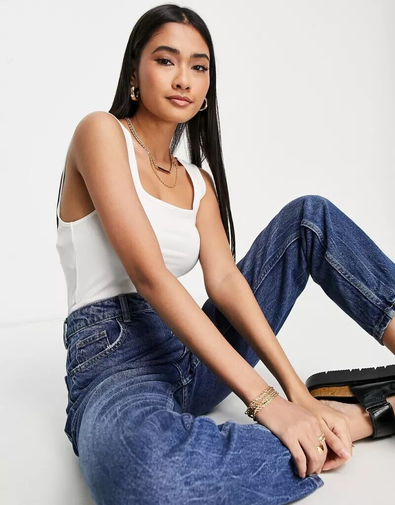 Белая майка ASOS с овальным вырезом спереди и сзади
Белая майка ASOS с овальным вырезом спереди и сзади