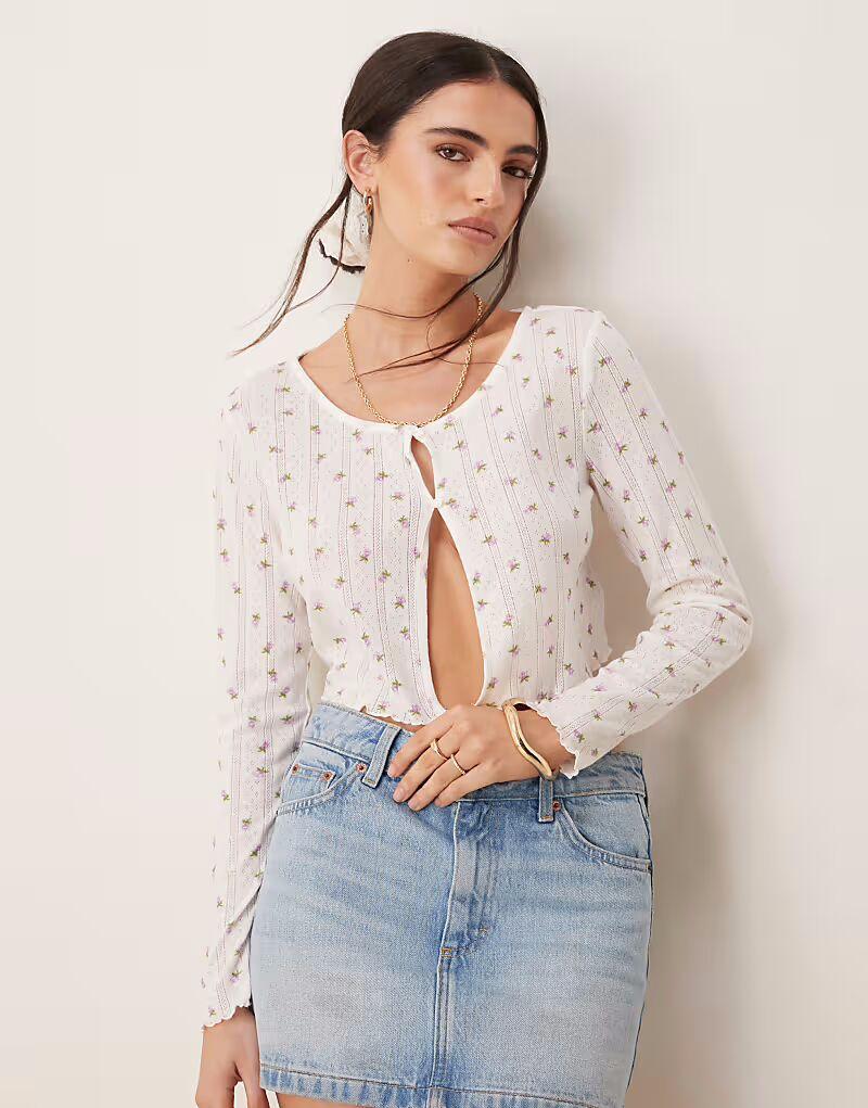 Кардиган Vila pointelle с пуговицами спереди в мелкий розовый цветочный узор
Кардиган Vila pointelle с пуговицами спереди в мелкий розовый цветочный узор