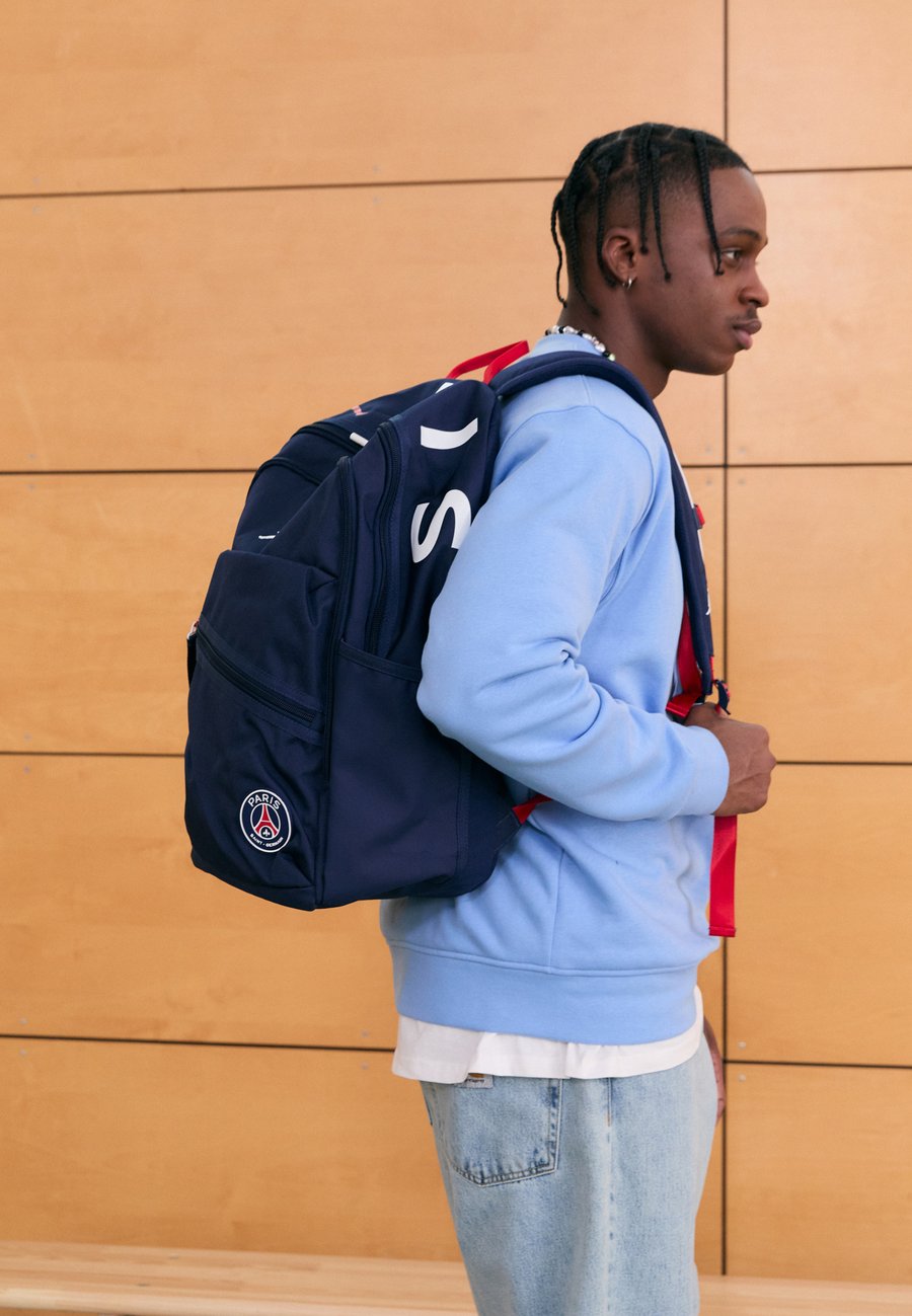 Рюкзак Jordan Paris Saint-Germain F.C. PSG BACKPACK, Midnight Navy/Dark Blue
Рюкзак Jordan Paris Saint-Germain F.C. PSG BACKPACK, Midnight Navy/Dark Blue