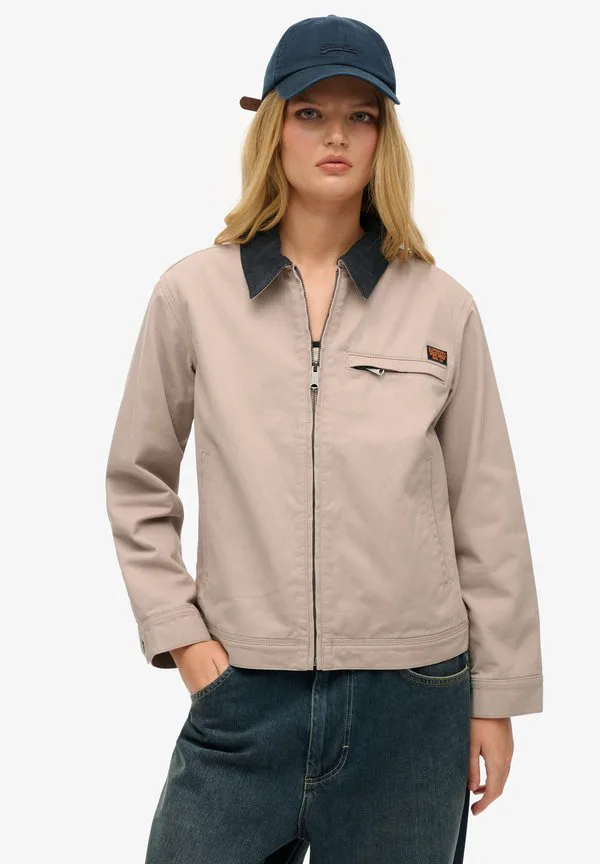 Летняя куртка с воротником в стиле ранч Superdry & Co, Fawn
Летняя куртка с воротником в стиле ранч Superdry & Co, Fawn