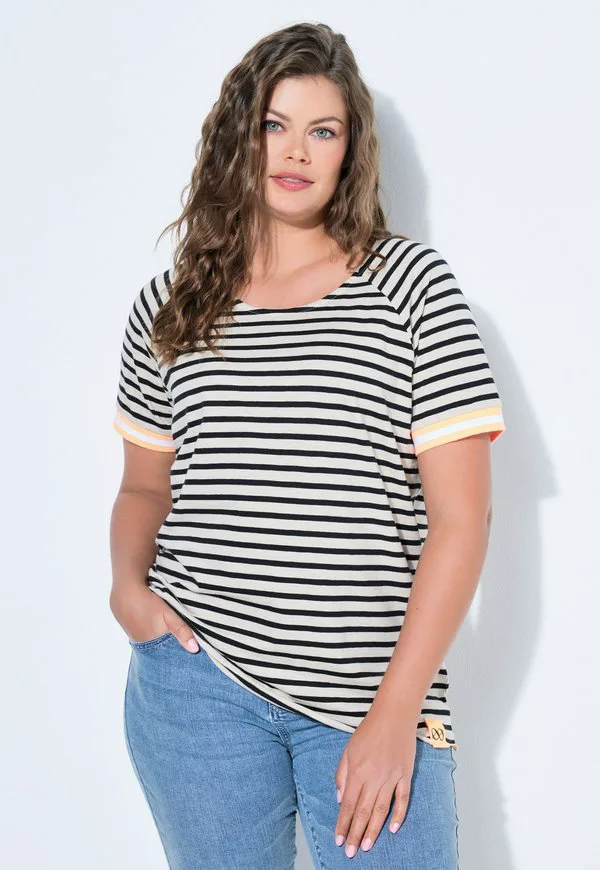 Футболка с принтом «рулон» длиной до 1/2 рукава Laurasøn, Black, Черный, Футболка с принтом «рулон» длиной до 1/2 рукава Laurasøn, Black
Футболка с принтом «рулон» длиной до 1/2 рукава Laurasøn, Black, Черный, Футболка с принтом «рулон» длиной до 1/2 рукава Laurasøn, Black