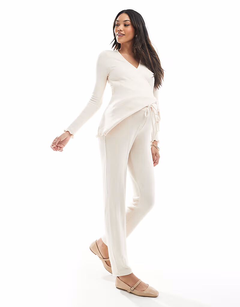 Супермягкий зауженный книзу спортивный костюм Mamalicious Maternity в цвете кремовый меланж Mama.Licious
Супермягкий зауженный книзу спортивный костюм Mamalicious Maternity в цвете кремовый меланж Mama.Licious