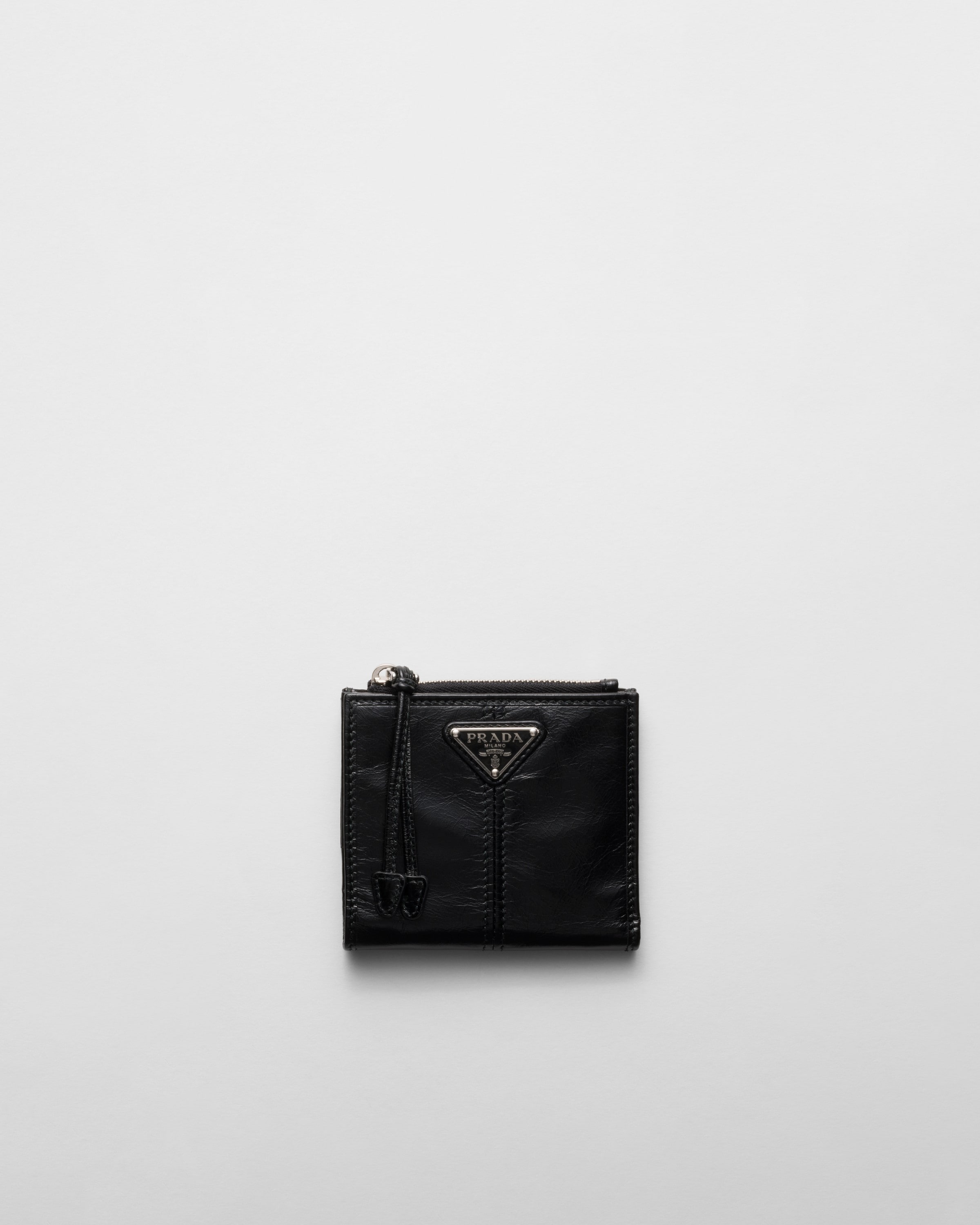 Маленький кожаный кошелек Prada, черный
Маленький кожаный кошелек Prada, черный