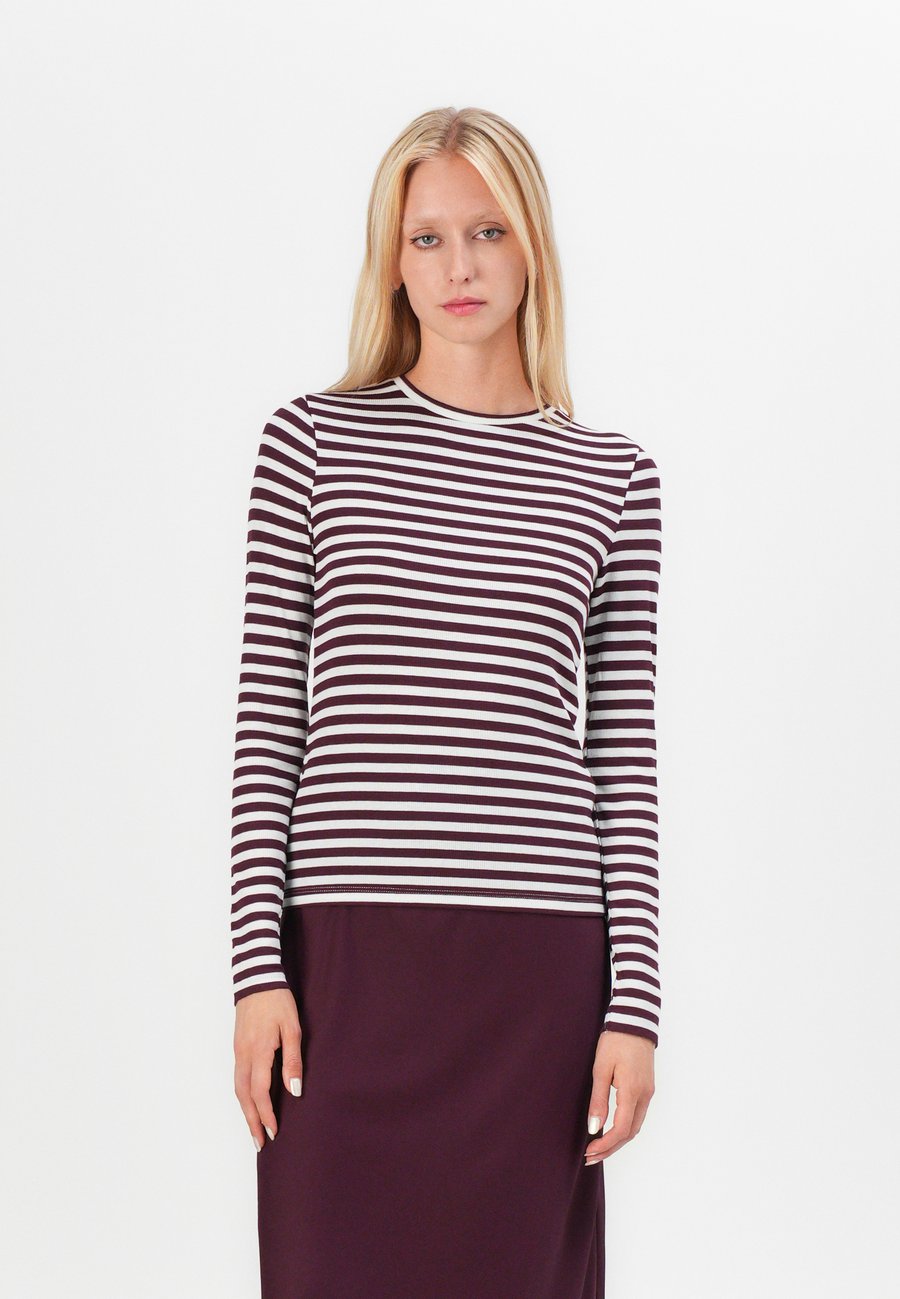 Топ ONLY ONLMAI STRIPE, Port Royale/Dark Red
Топ ONLY ONLMAI STRIPE, Port Royale/Dark Red