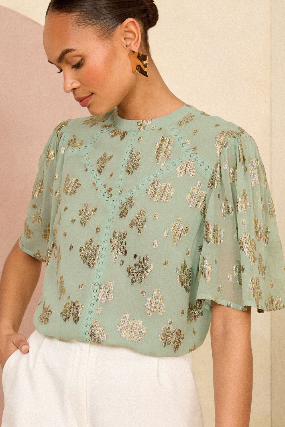 Металлический топ с вырезом и расклешенными рукавами Love & Roses, зеленый
Металлический топ с вырезом и расклешенными рукавами Love & Roses, зеленый