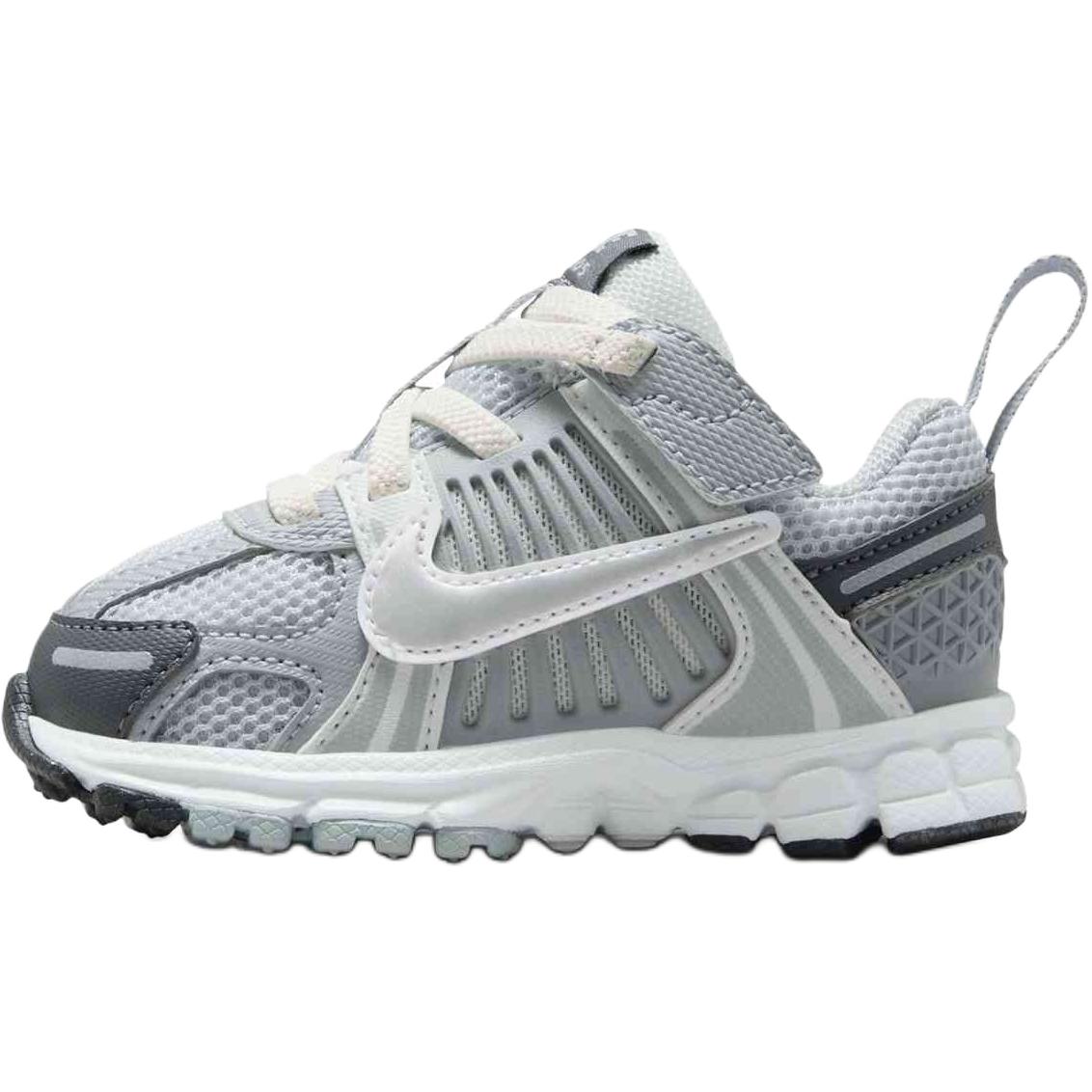 Nike Детские низкие кроссовки Zoom Vomero 5 с противоскользящей и износостойкой подошвой, цвет металлик серебристый
Nike Детские низкие кроссовки Zoom Vomero 5 с противоскользящей и износостойкой подошвой, цвет металлик серебристый